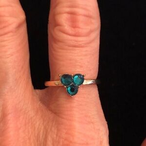 Elegant Gold Tone and Green Stone Ring